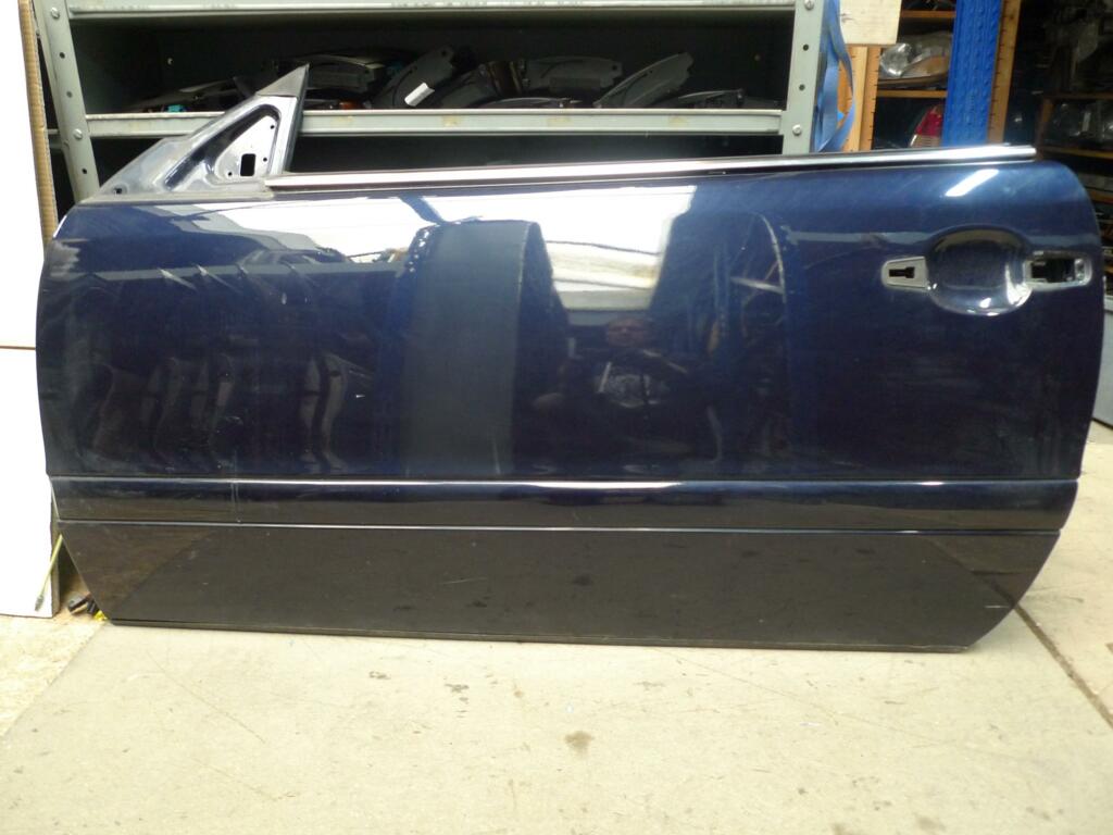 Portier Mercedes 208 links voor 359U tanzanit blauw nette deur wat uitstaprandschade  kale deur A2087200505 A2087200705