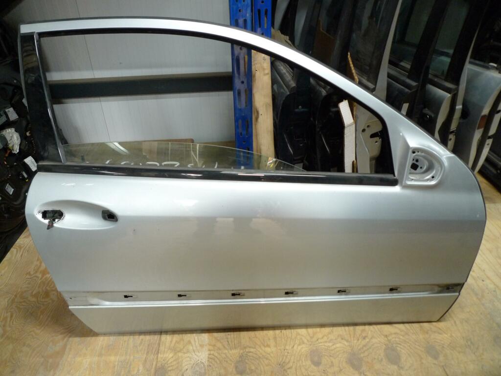 Portier Mercedes 203 sportcoupé rechtsvoor n.t. 775U iridium zilver nette deur geen roest  deukje A2037201605 vanaf  06-2006 A970916 E036504