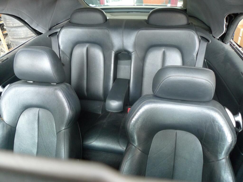 Interieur Mercedes 208 cabrio 211A zwart leer prijs zonder hoofdsteunpakket of + 250 met. Alleen stoelen banken deurbekleding en vloerbekleding. 1 stoel iets schade