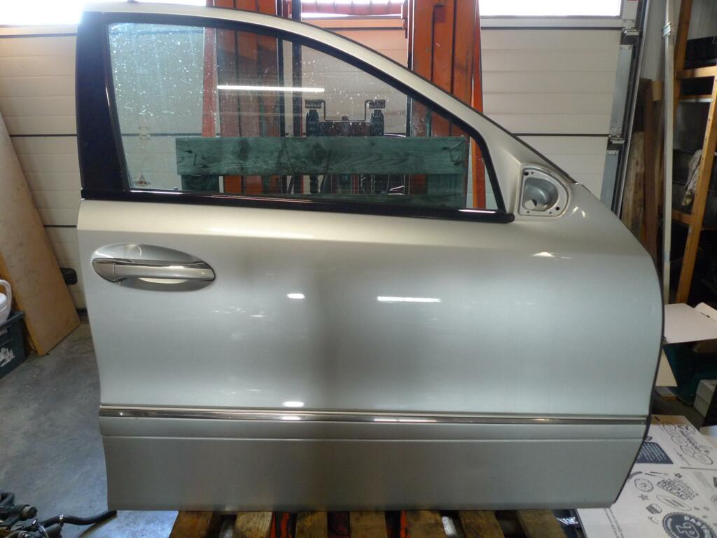 Portier Mercedes 211 r.v. 744U zilvergrijs o.t. nette deur kleine beschadiging onder tot b.j. eind 2006 A2117201405 prijs zonder binnenslot of met + 25,- blauw glas