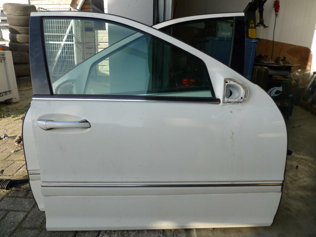 Portier Mercedes 203 r.v. 960U wit nette deur iets uitstaprandschade A2037200205 prijs zonder binnenslot of met + 25,- groen glas