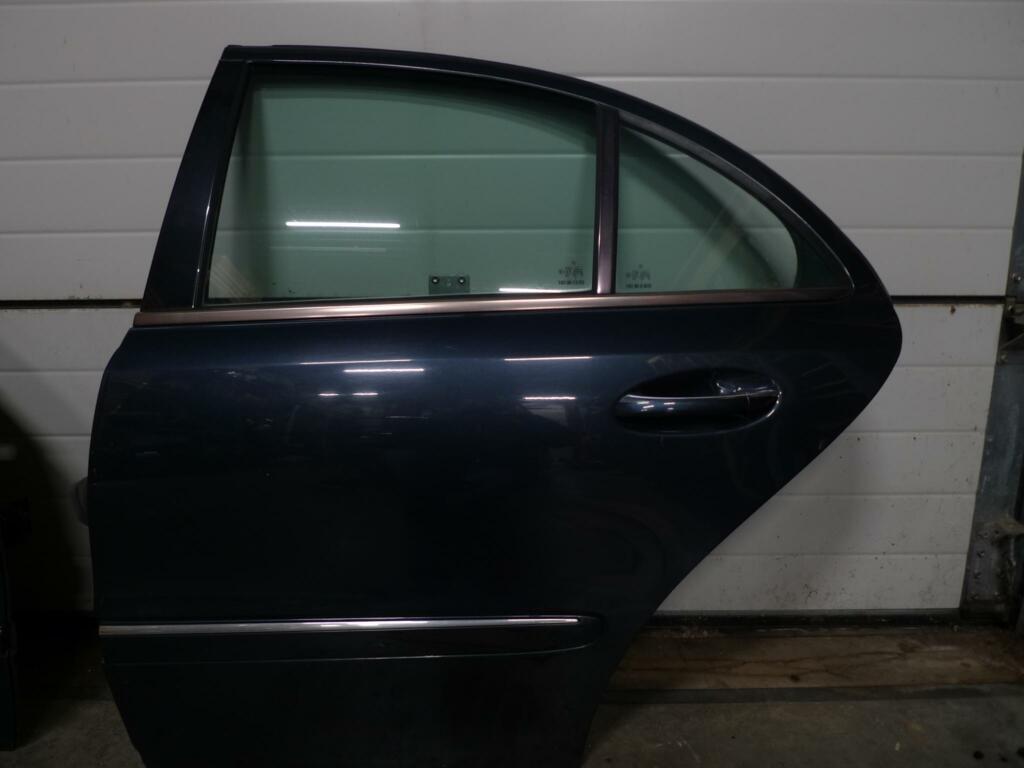 Portier Mercedes 211 l.a. sedan 189U smaragd zwart vrij nette deur iet beginnend roest in binnenrand A2117300105 groen glas Prijs zonder binnenslot of met + 25