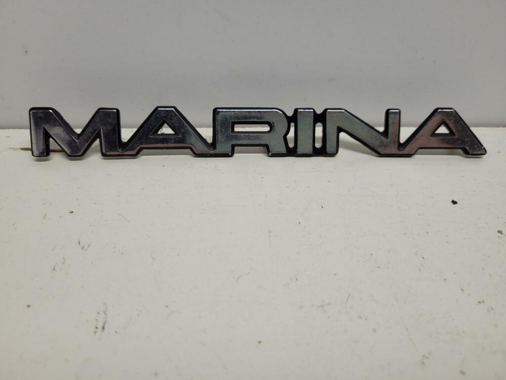 NOS 'Marina' embleem voor Morris Marina