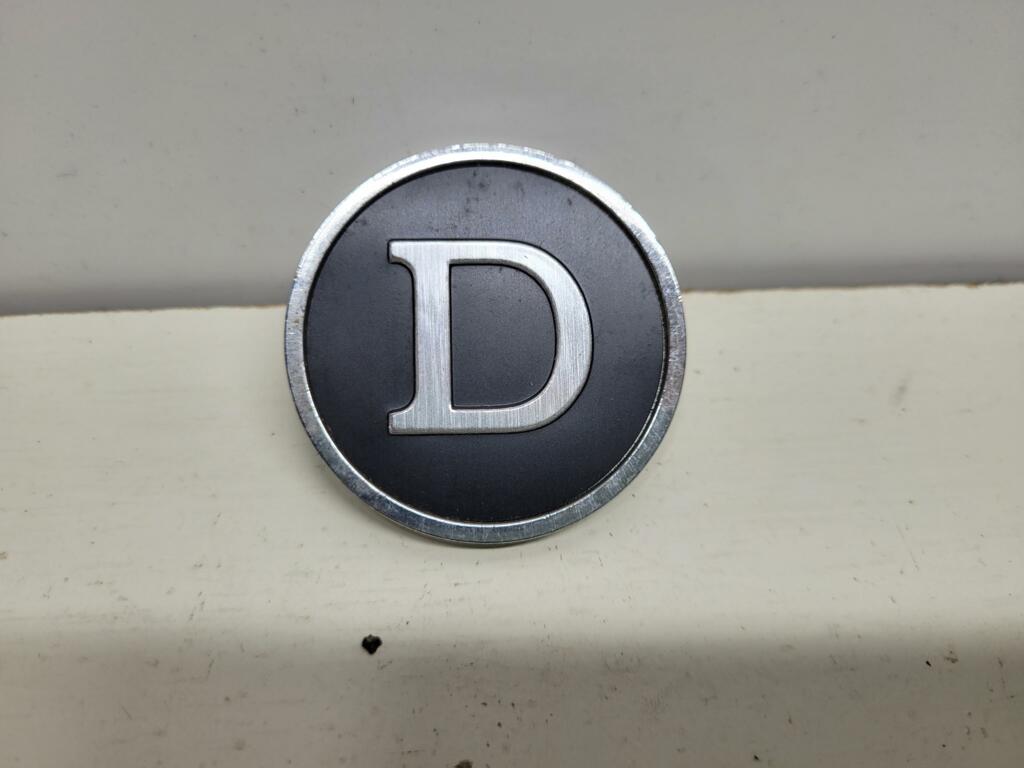 NOS 'D' embleem voor c-stijl van Triumph Dolomite